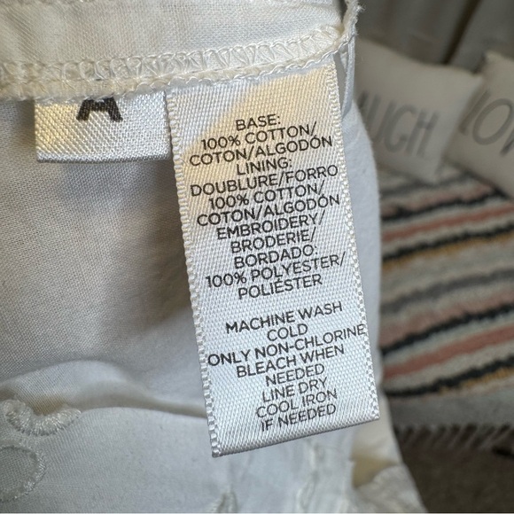 LOFT Cream Pleated Eyelet Sleeveless Blouse Sz M - Picture 9 of 9